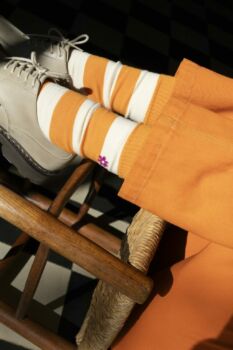 Chaussettes rayées orange blanc fleur violette