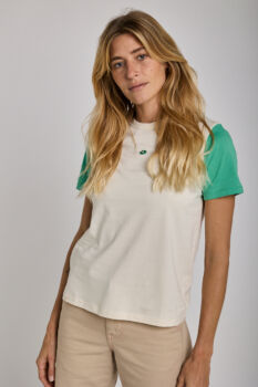 Tee shirt écru fleur manches contrastées vert