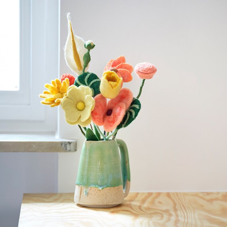 Apprenez à créer un bouquet de fleurs en laine Aveva avec l'équipe Hyppairs : choix des couleurs, astuces de fleuriste, décoration durable, mariage et événements. Une alternative originale aux fleurs fraîches à retrouver en ligne ou au 3 Place Sathonay à Lyon 1er.
