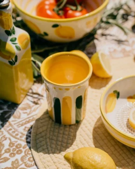 Tasse gobelet rayures jaune et vert